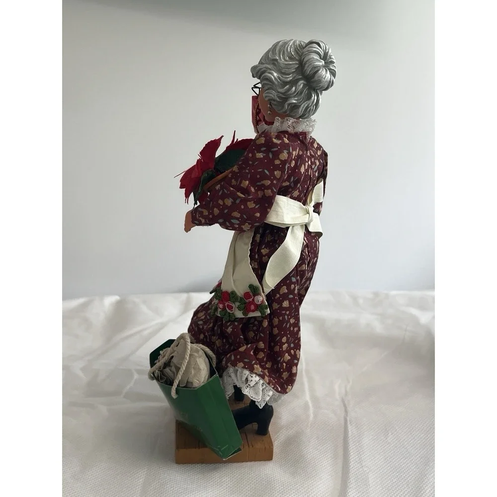 Vintage Clothtique Mrs Claus Personal Shopper Figurine Dept 56 Possible Dreams